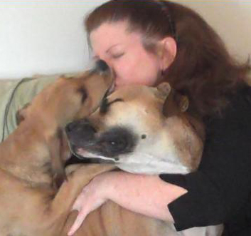 laura goldman kissing dogs